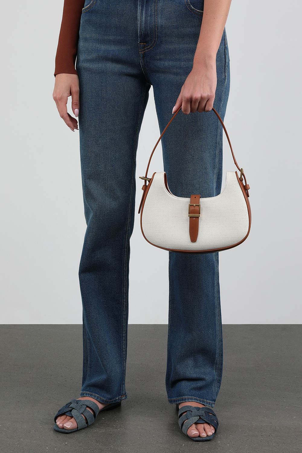 תמונת כל הלוק של תיק לו פורמר בגווני לבן וחום